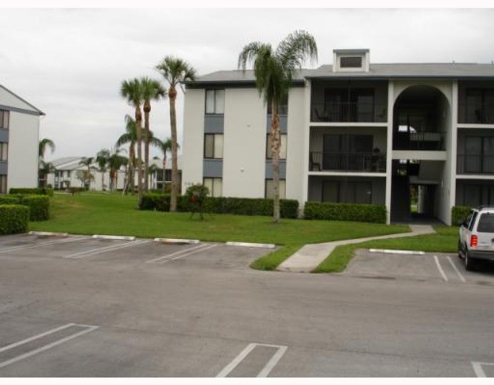 1105 GREEN PINE Boulevard C2, West Palm Beach, FL 33409