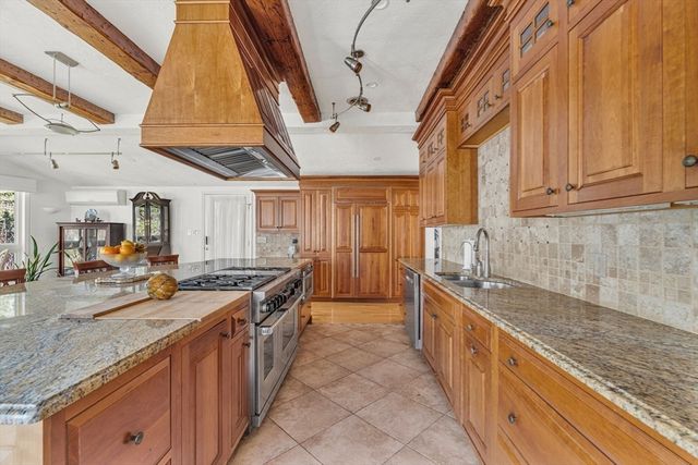 39 Kings Grant Rd, Weston, MA 02493