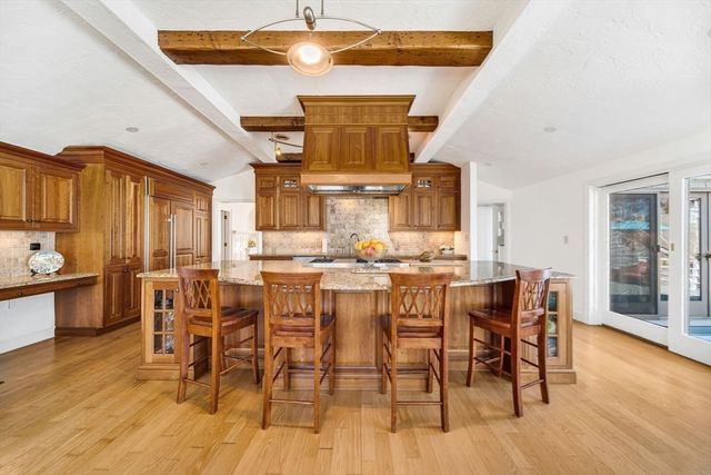 39 Kings Grant Rd, Weston, MA 02493