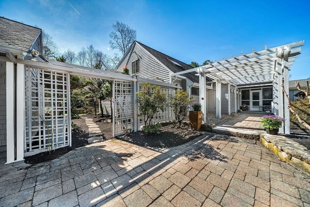 39 Kings Grant Rd, Weston, MA 02493