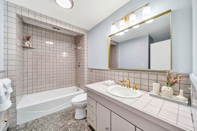 39 Kings Grant Rd, Weston, MA 02493