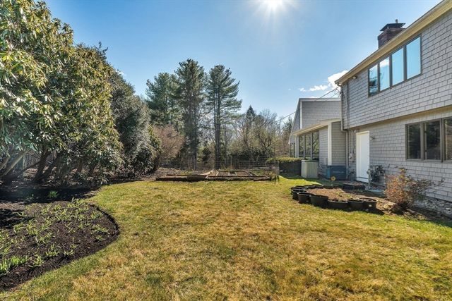 39 Kings Grant Rd, Weston, MA 02493