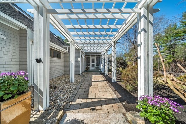39 Kings Grant Rd, Weston, MA 02493