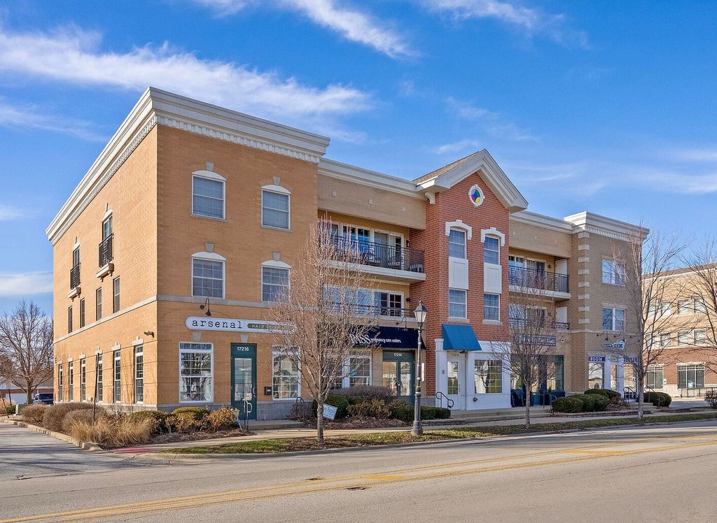 Image 1 of property listing at 17212 Oak Park Avenue 2SE, Tinley Park, IL 60477