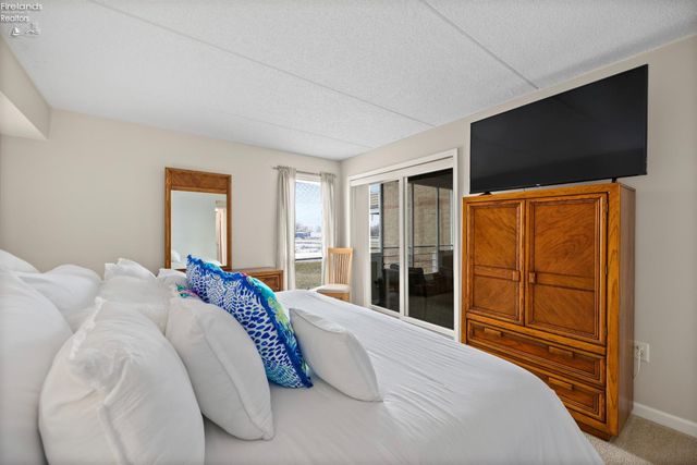 42 Marina Point Drive, Sandusky, OH 44870