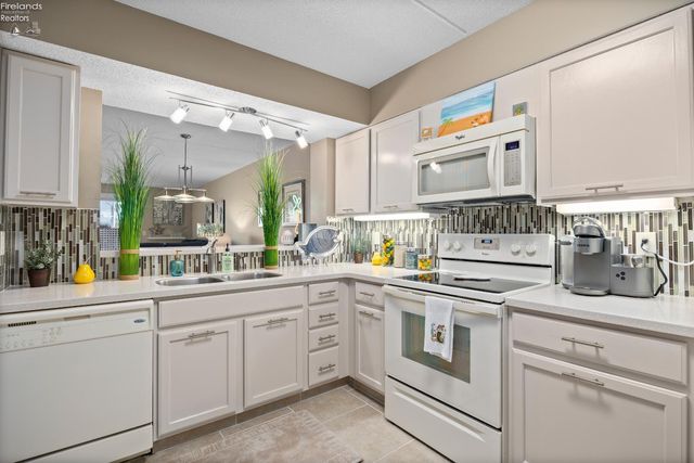 42 Marina Point Drive, Sandusky, OH 44870