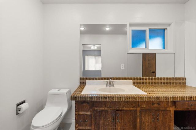 11518 205th St, Lakewood, CA 90715