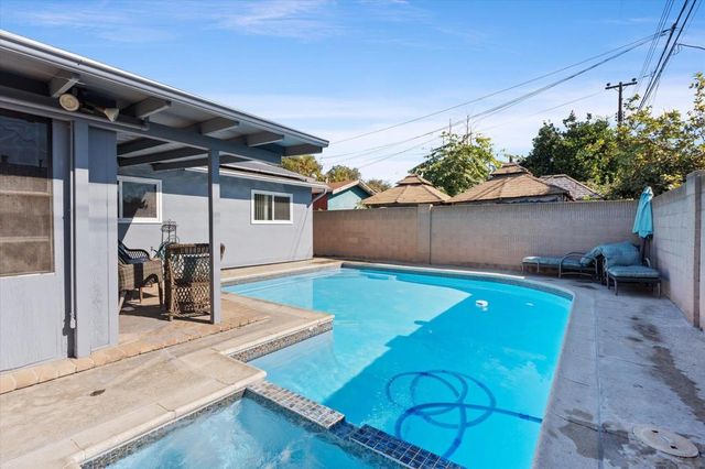 11518 205th St, Lakewood, CA 90715