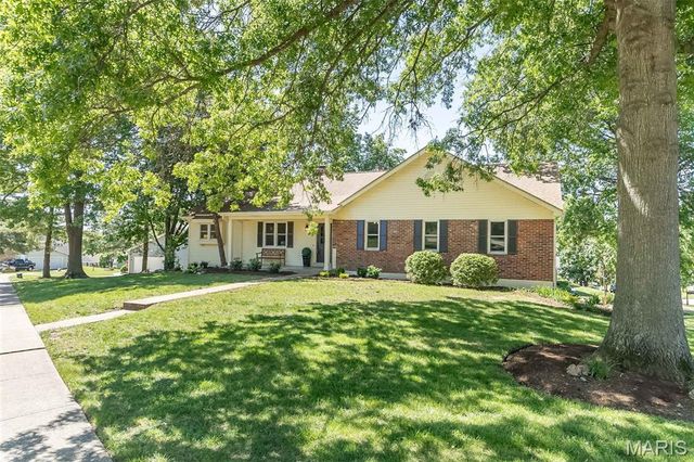 1903 Farm Valley Drive, Chesterfield, MO 63017