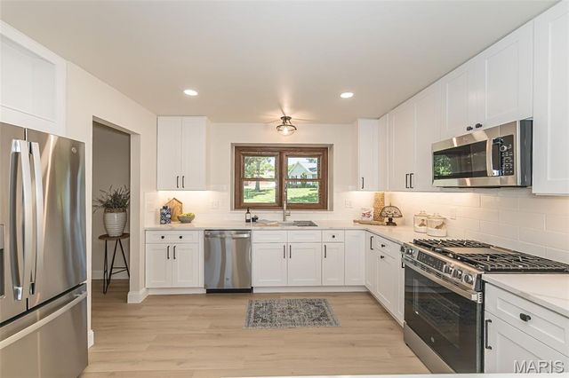 1903 Farm Valley Drive, Chesterfield, MO 63017