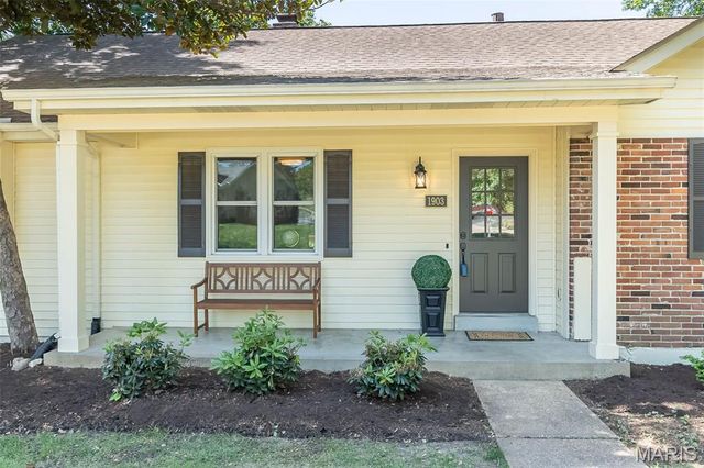 1903 Farm Valley Drive, Chesterfield, MO 63017
