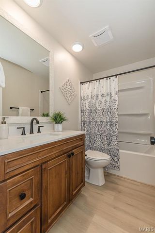 1903 Farm Valley Drive, Chesterfield, MO 63017
