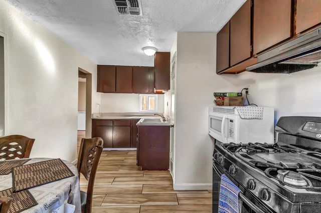 320 Acacia St, Lodi, CA 95240