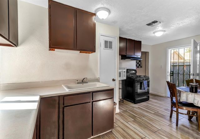 320 Acacia St, Lodi, CA 95240