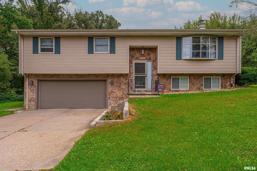 108 COUNTRY CLUB Drive, Pekin, IL 61554