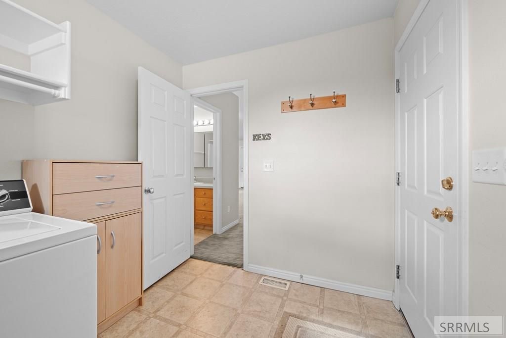 Image 24 of property listing at 3823 E Summerridge Cir, Ammon, ID 83406