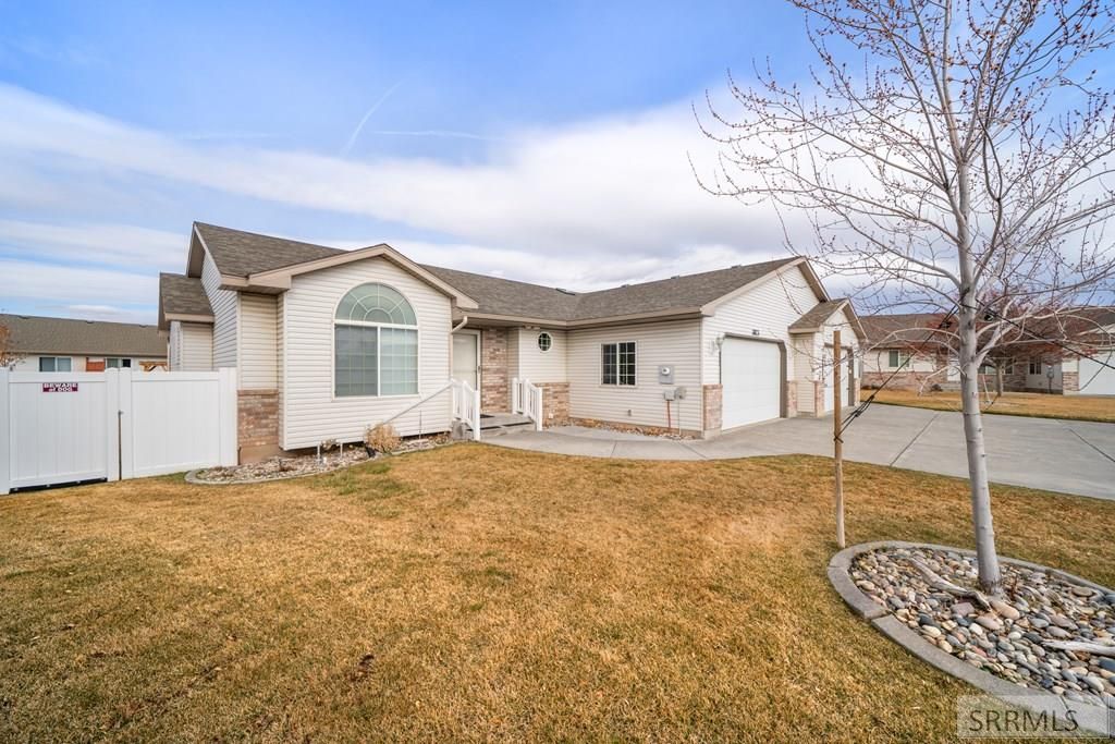 Image 5 of property listing at 3823 E Summerridge Cir, Ammon, ID 83406