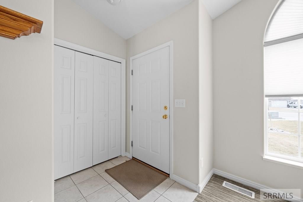 Image 7 of property listing at 3823 E Summerridge Cir, Ammon, ID 83406