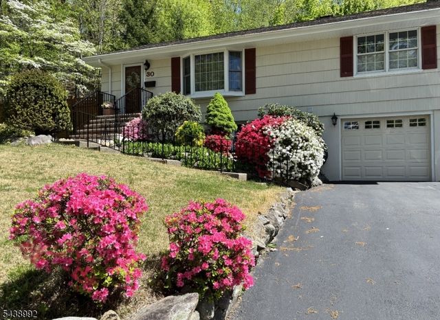 30 Knolls Rd, Bloomingdale Boro, NJ 07403