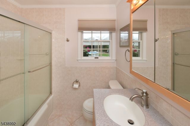 30 Knolls Rd, Bloomingdale Boro, NJ 07403