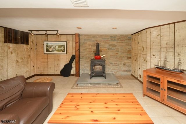 30 Knolls Rd, Bloomingdale Boro, NJ 07403