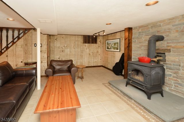 30 Knolls Rd, Bloomingdale Boro, NJ 07403