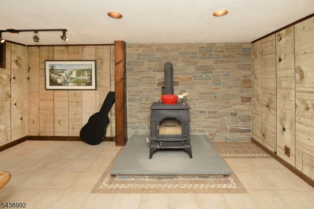 30 Knolls Rd, Bloomingdale Boro, NJ 07403