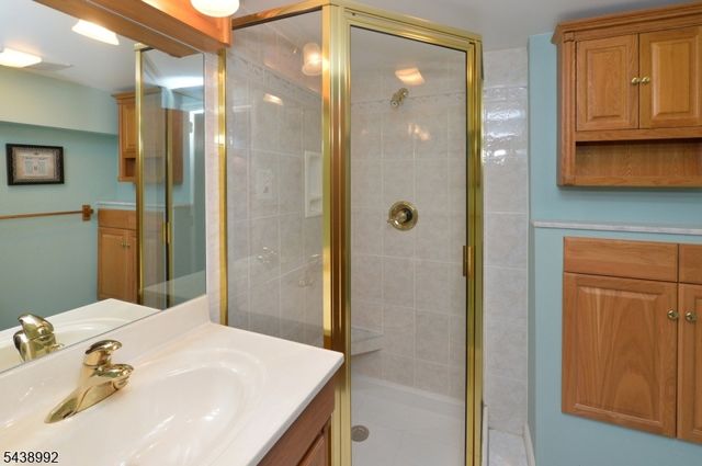 30 Knolls Rd, Bloomingdale Boro, NJ 07403