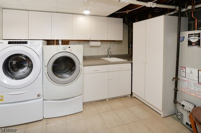 30 Knolls Rd, Bloomingdale Boro, NJ 07403