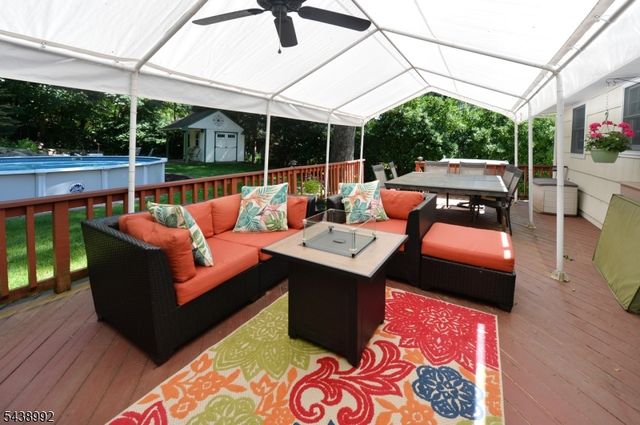 30 Knolls Rd, Bloomingdale Boro, NJ 07403