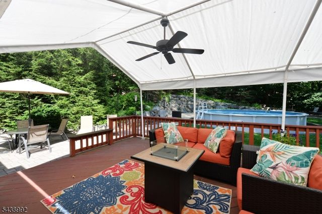 30 Knolls Rd, Bloomingdale Boro, NJ 07403