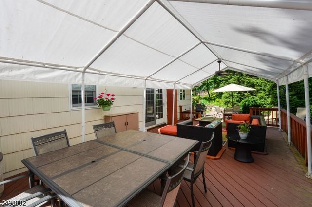 30 Knolls Rd, Bloomingdale Boro, NJ 07403