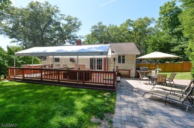 30 Knolls Rd, Bloomingdale Boro, NJ 07403