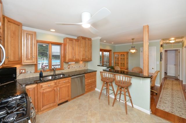 30 Knolls Rd, Bloomingdale Boro, NJ 07403