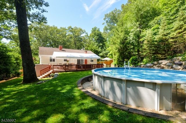30 Knolls Rd, Bloomingdale Boro, NJ 07403