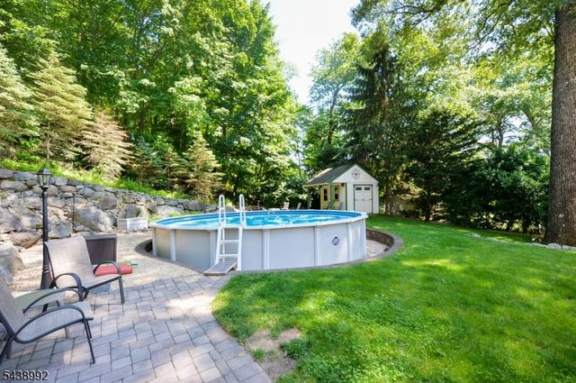 30 Knolls Rd, Bloomingdale Boro, NJ 07403