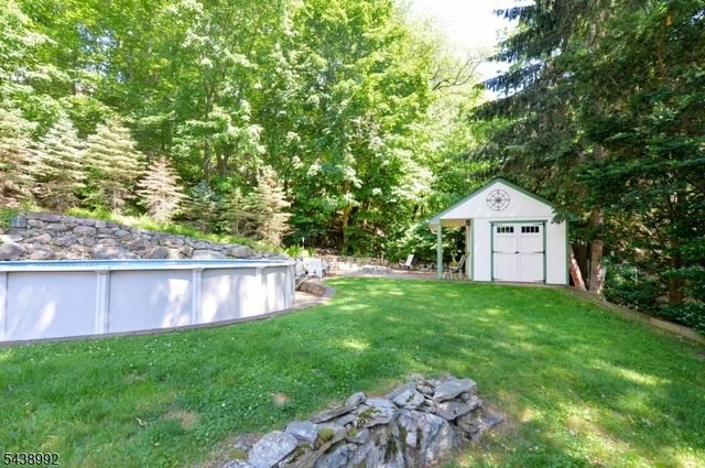 30 Knolls Rd, Bloomingdale Boro, NJ 07403