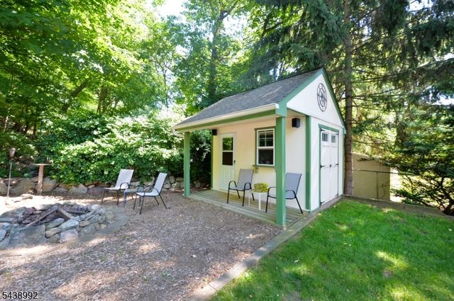30 Knolls Rd, Bloomingdale Boro, NJ 07403