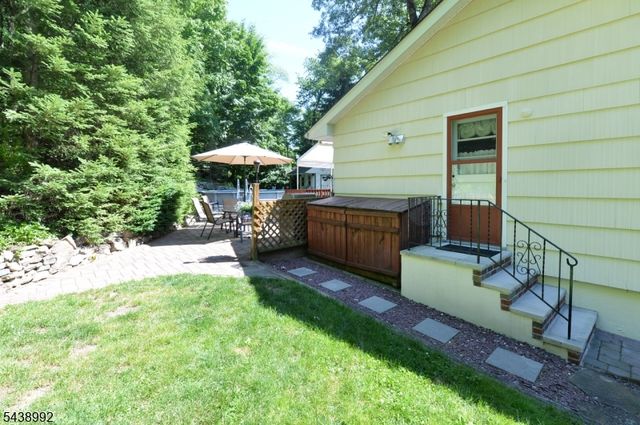 30 Knolls Rd, Bloomingdale Boro, NJ 07403