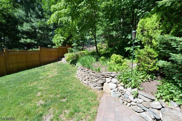 30 Knolls Rd, Bloomingdale Boro, NJ 07403