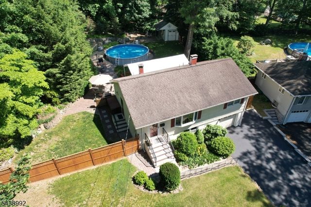 30 Knolls Rd, Bloomingdale Boro, NJ 07403
