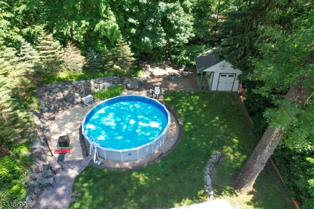 30 Knolls Rd, Bloomingdale Boro, NJ 07403