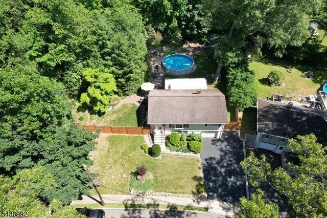 30 Knolls Rd, Bloomingdale Boro, NJ 07403