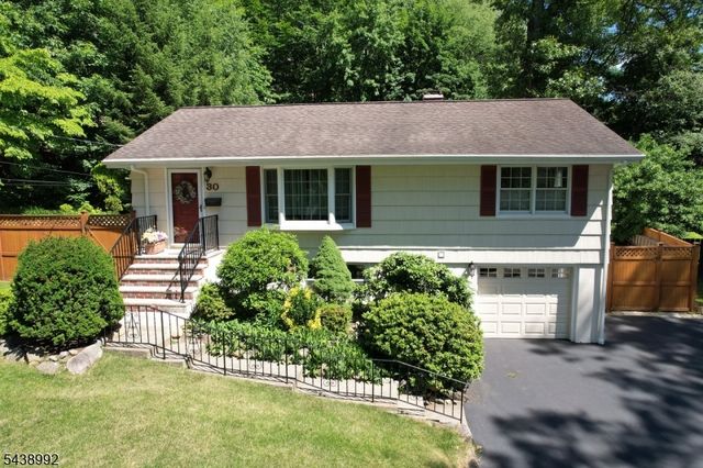 30 Knolls Rd, Bloomingdale Boro, NJ 07403