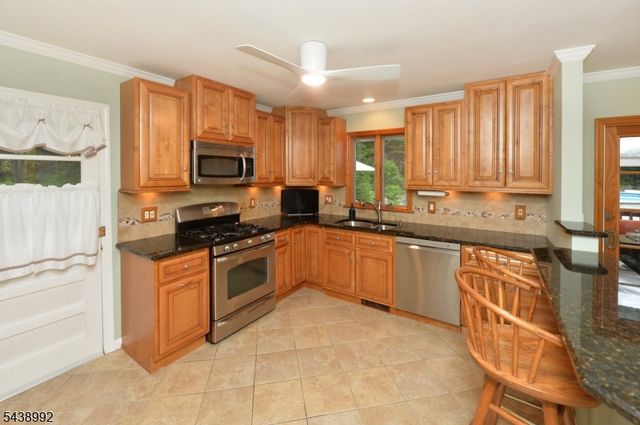 30 Knolls Rd, Bloomingdale Boro, NJ 07403