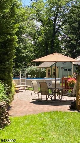 30 Knolls Rd, Bloomingdale Boro, NJ 07403