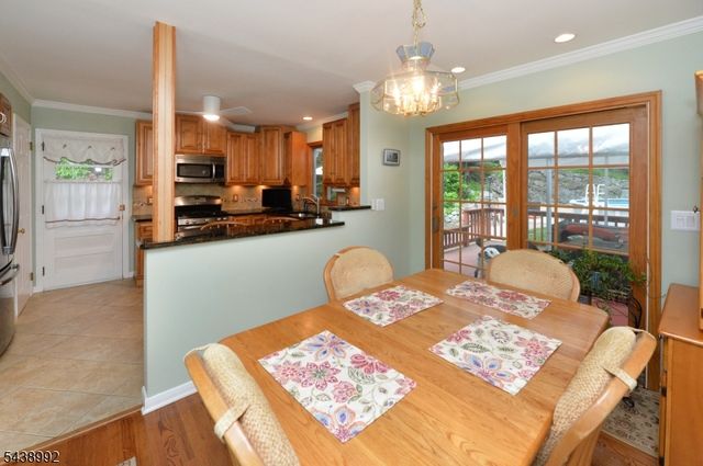 30 Knolls Rd, Bloomingdale Boro, NJ 07403