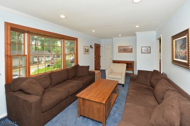 30 Knolls Rd, Bloomingdale Boro, NJ 07403