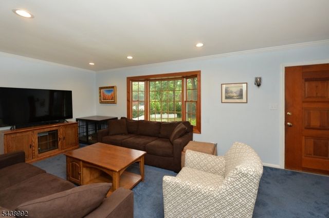 30 Knolls Rd, Bloomingdale Boro, NJ 07403