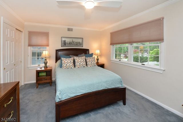 30 Knolls Rd, Bloomingdale Boro, NJ 07403